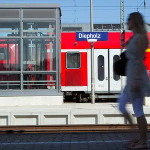 Blick auf einen Fahrstuhl an einem Bahngleis im Bahnhof von Diepholz.