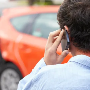 Ein Mann von hinten am Telefon