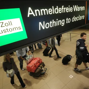 Zollbeamte erwischen am Hamburger Flughafen immer häufiger Schmuggler (Archivbild).