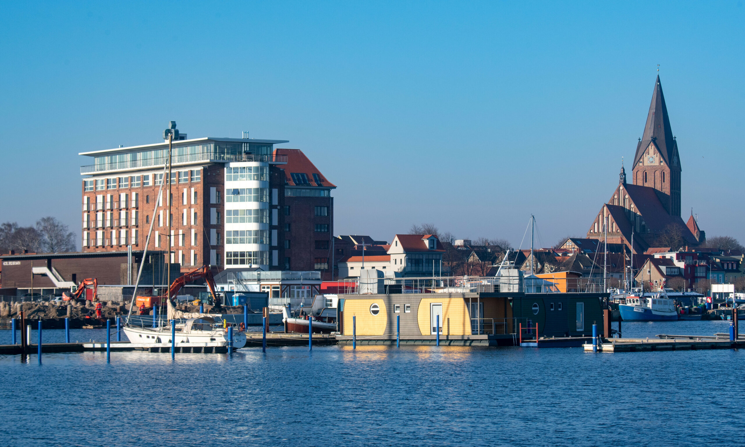 Blick auf den Hafen der Stadt Barth.