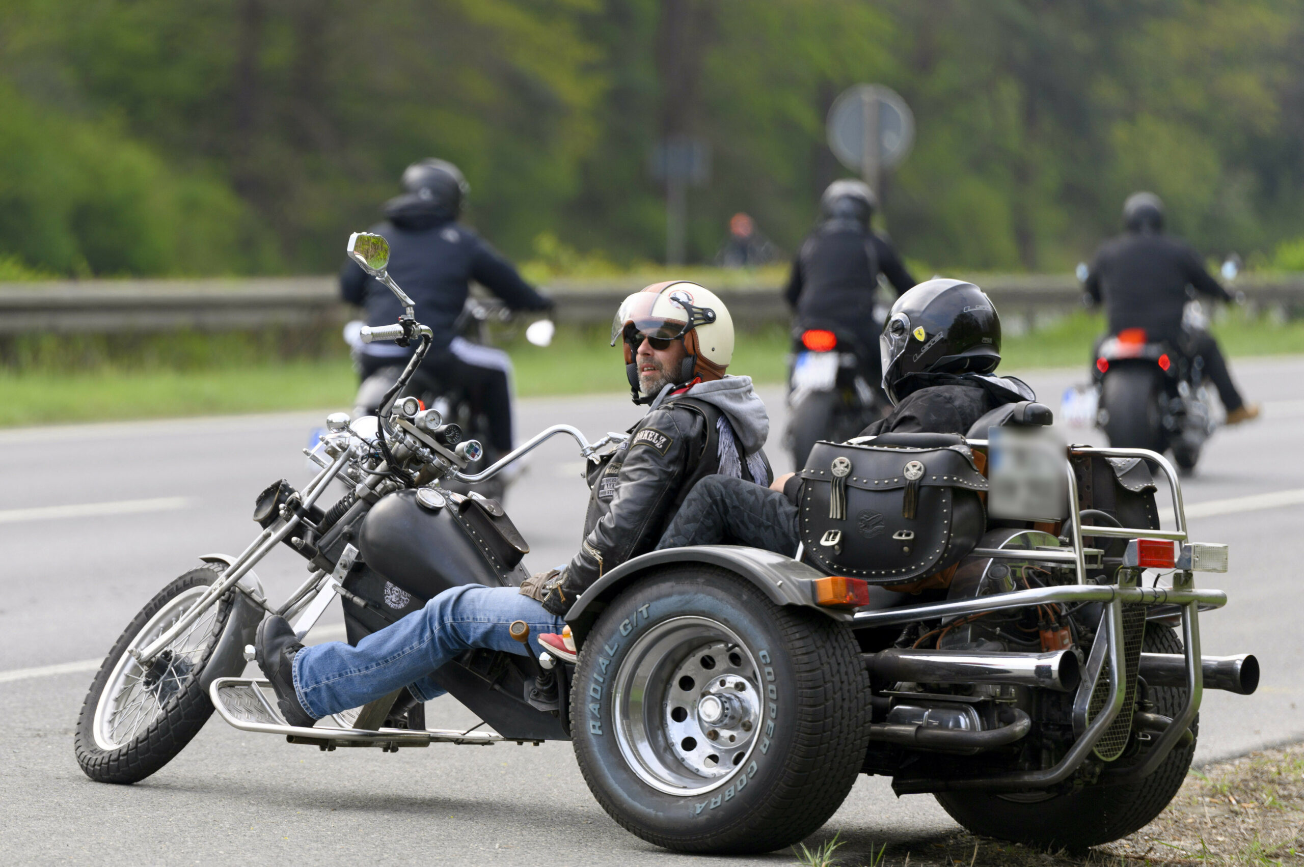 Menschen auf Motorrädern