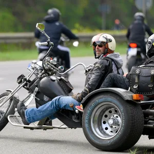 Menschen auf Motorrädern