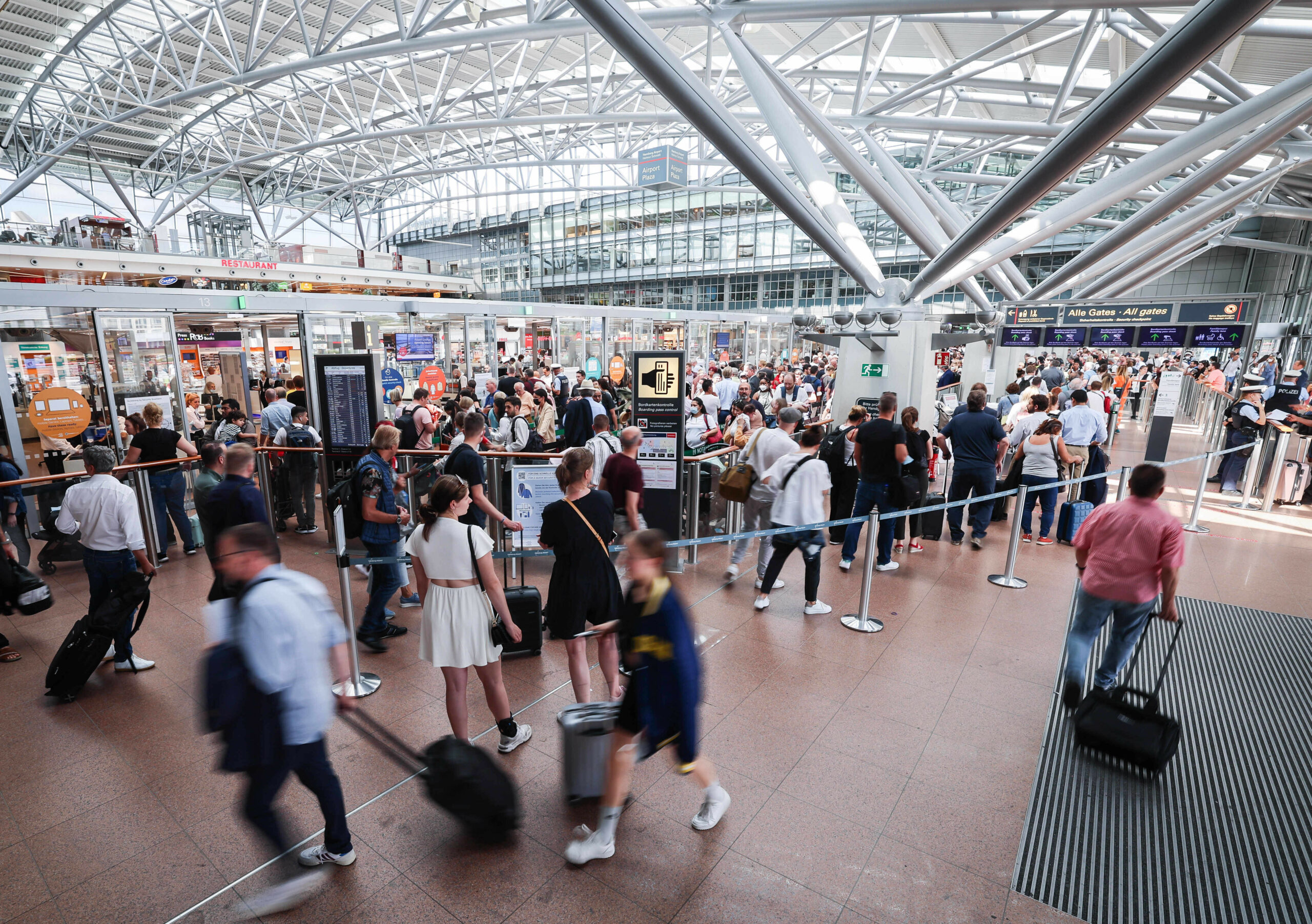 Ferienstart in Hamburg: Ab dem Wochenende wird es voll am Flughafen (Archivbild).