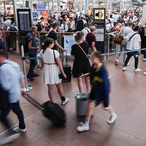 Reisende am Hamburger Flughafen (Archivbild)