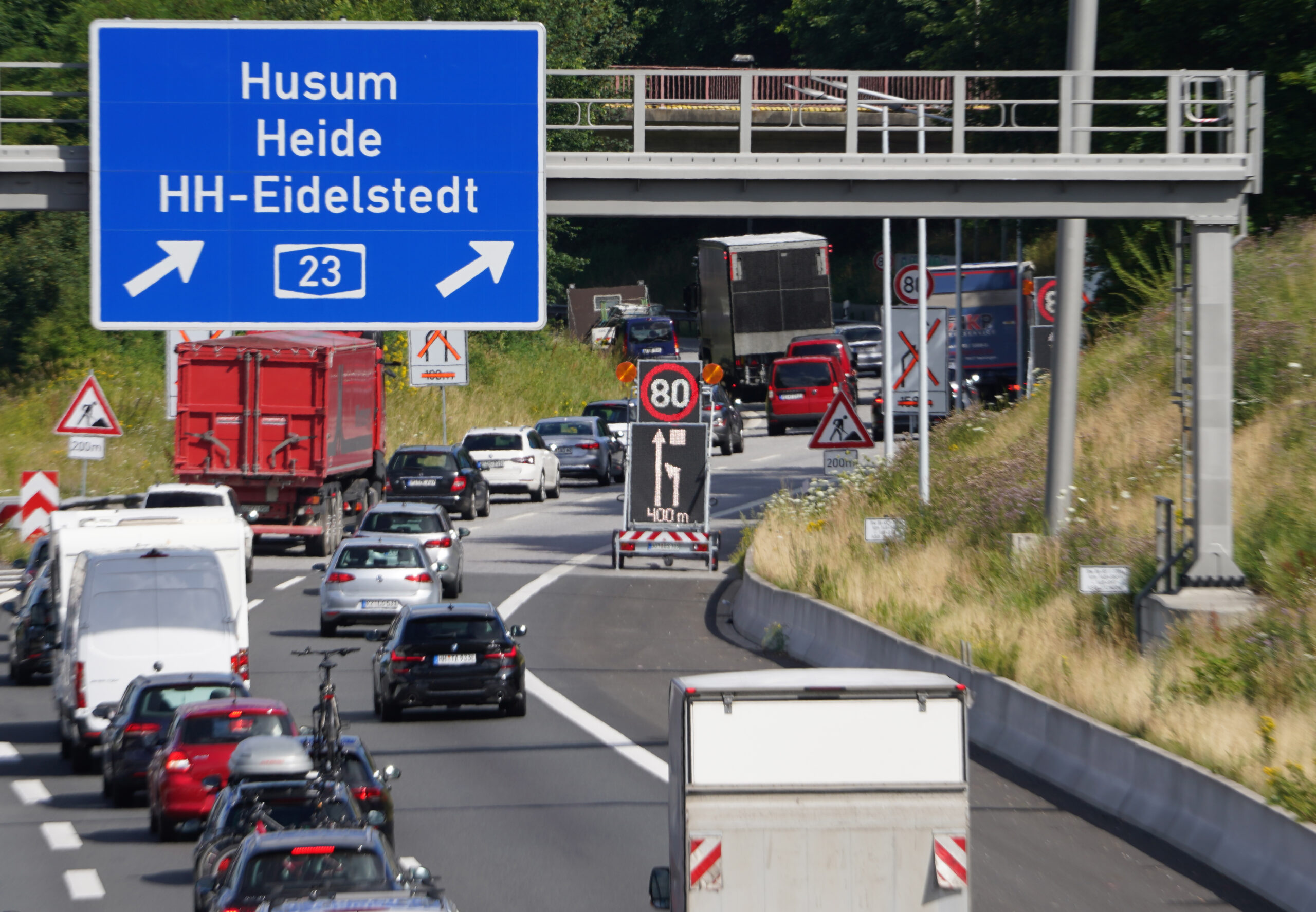 Fahrzeuge stauen sich am Autobahndreieck Hamburg-Nordwest auf der Autobahn A23 in Richtung Norden. (Archivbild)