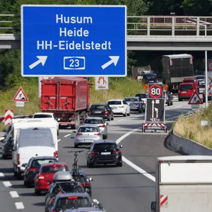 Fahrzeuge stauen sich am Autobahndreieck Hamburg-Nordwest auf der Autobahn A23 in Richtung Norden. (Archivbild)
