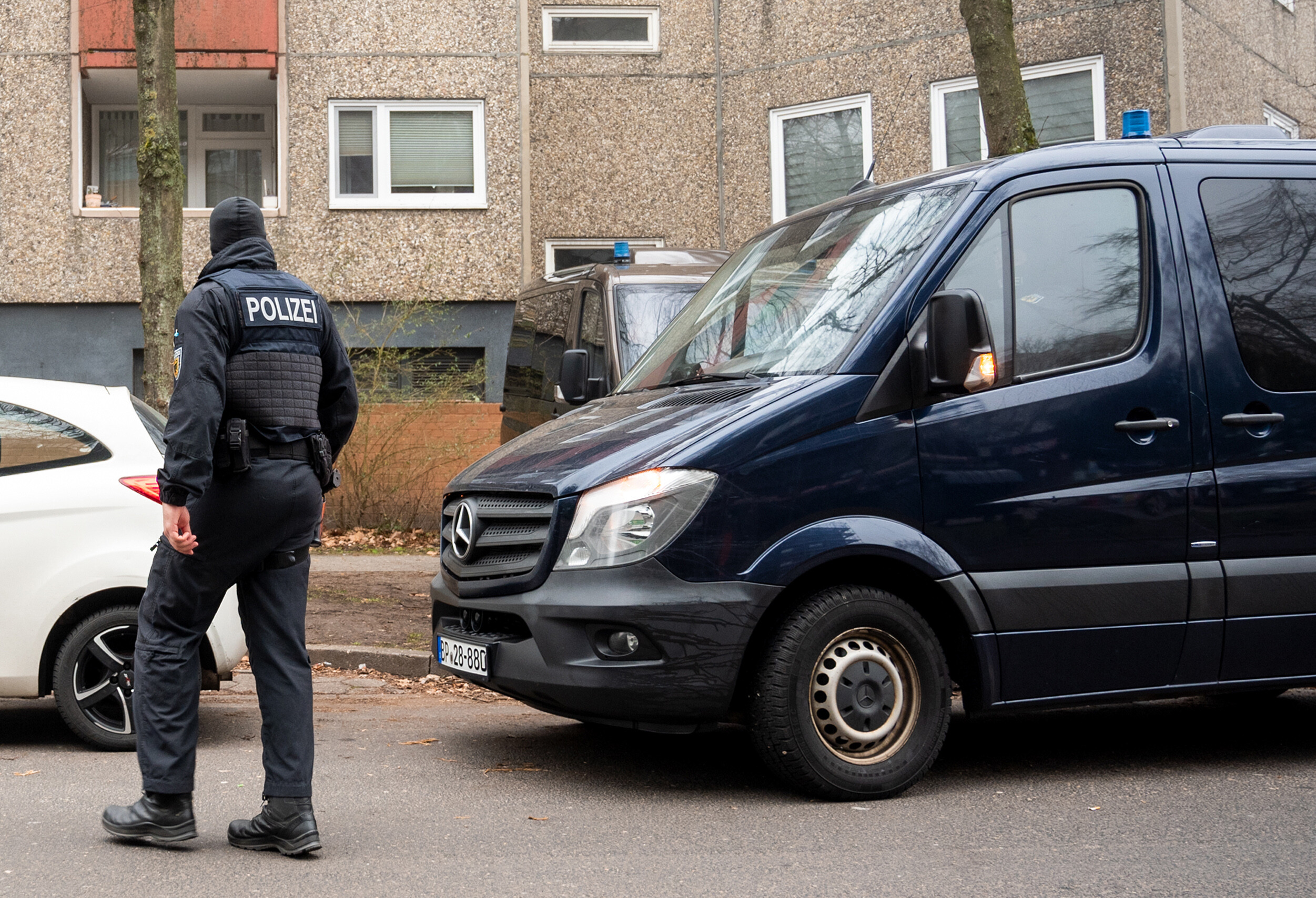 Ermittler durchsuchen die Wohnungen mehrerer Polizeibeamter (Symbolbild).