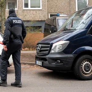 Ermittler durchsuchen die Wohnungen mehrerer Polizeibeamter (Symbolbild).