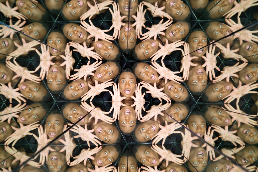 Die Spiegelung eines Gesichts in einem Kaleidoskop.