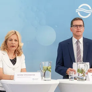 Gesine Strohmeyer, Geschäftsführerin von Hamburg Wasser, und Ingo Hannemann, Sprecher der Geschäftsführung