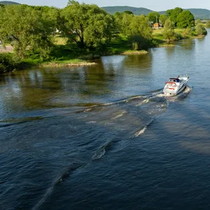 Ein Motorboot fährt auf der Weser.