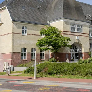 Großes Gelbklinkergebäude mit schwarzem Dach