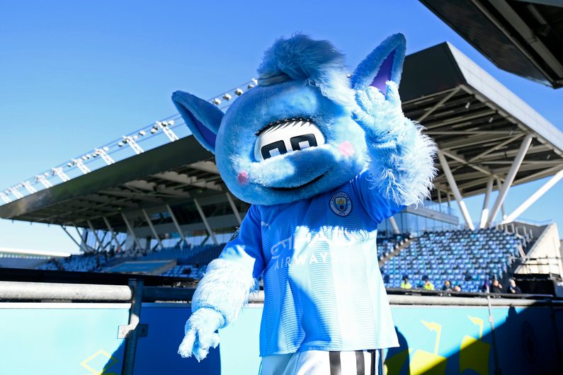 Manchester City Maskottchen Moonbeam winkt