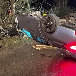 Das Wrack eines Pkw mit herausgerissenem Motorblock liegt nach einem Unfall auf der A23 nahe Pinneberg auf dem Dach (Archivbild).
