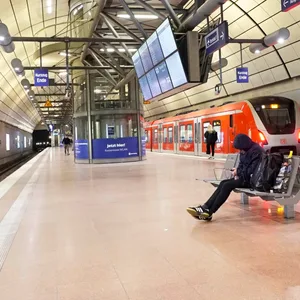 Terminals am Hamburger Flughafen sind aktuell für Passagiere, die mit der S-Bahn anreisen, nicht barrierefrei erreichbar.