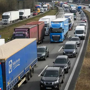 Stau auf der A1 (Archivbild)