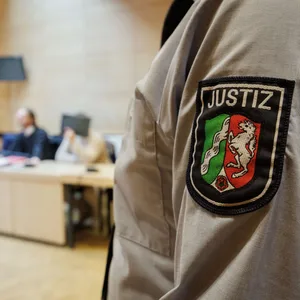 Blick auf ein Ärmelzeichen mit Landeswappen von einem Justizbeamten im Landgericht Dortmund.