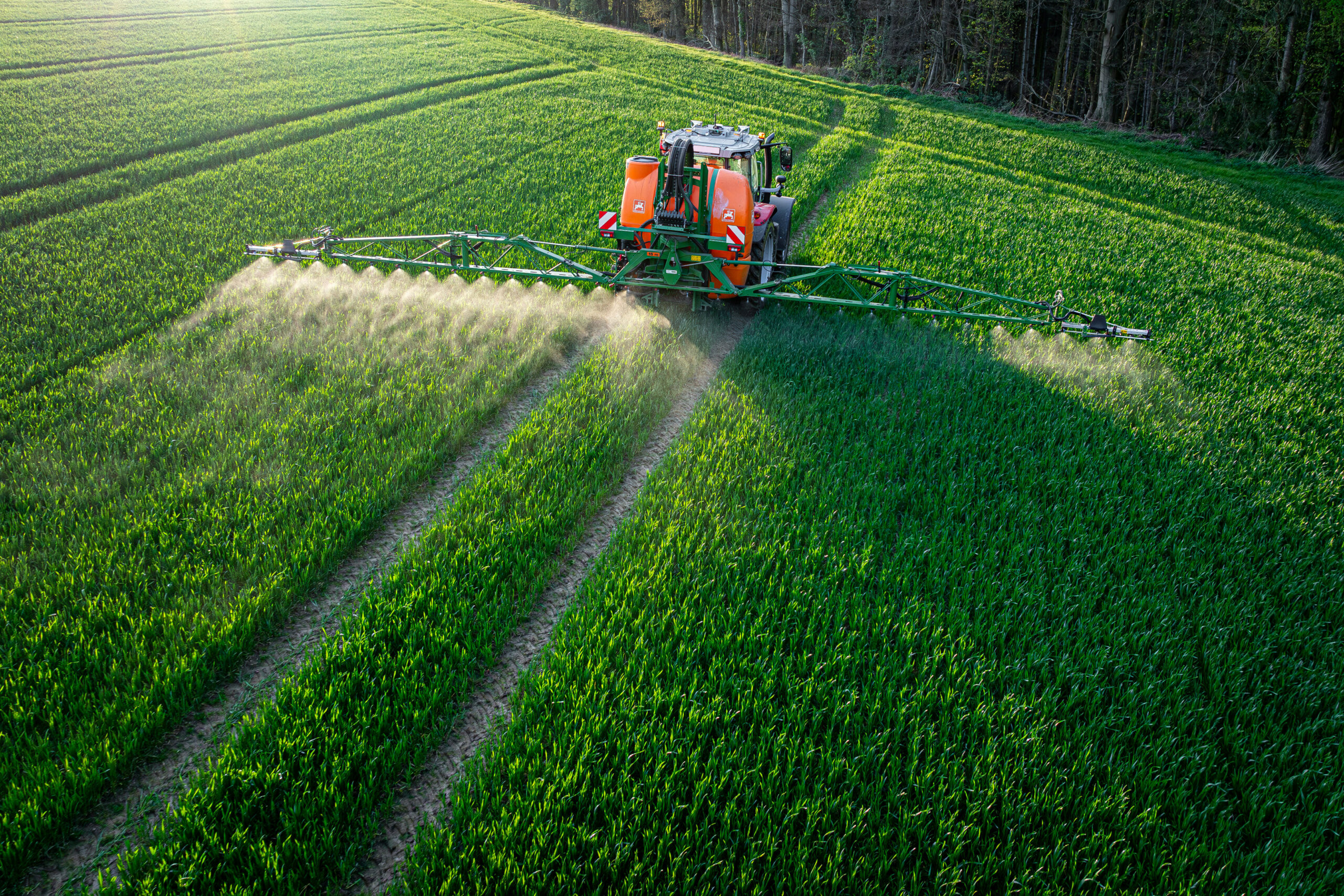 Pestizide werden auf einem Feld ausgebracht.
