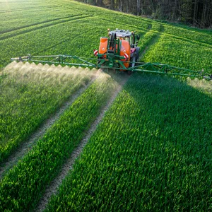 Pestizide werden auf einem Feld ausgebracht.
