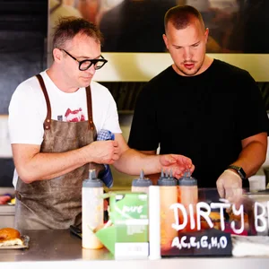 Der Gastronom Max Stiegl bereitet ein Gericht zu.