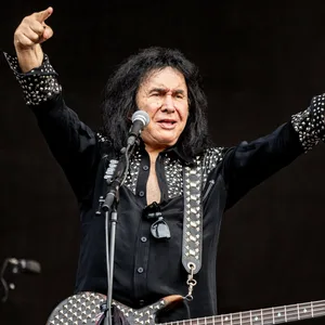 Gene Simmons, Sänger der Band „Kiss“ steht bei einem Konzert auf der Bühne des Wacken Open Air.