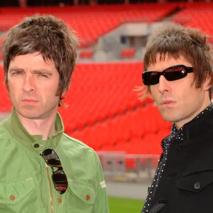 Die Oasis-Brüder Noel (l.) and Liam Gallagher