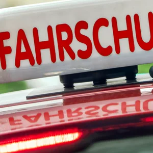Schild mit Aufschrift Fahrschule