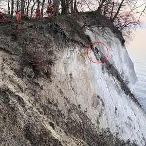 Eine 20-Jährige kletterte an der Rügener Piratenschlucht ihrem Handy hinterher.