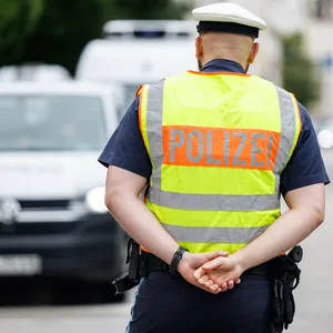 Ein Polizist steht an einer Ampelkreuzung.