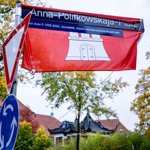 Am 10. Oktober 2024 wurde der Anna-Politkowskaja-Platz in Hamburg Rotherbaum eingeweiht. Er ehrt die regimekritische russische Journalistin. Der Platz ist einer von rund 500 Straßen und Plätzen, der seinen Namen einer Frau verdankt.