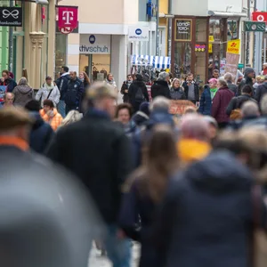 Auf der Einkaufsstraße und Fußgängerzone Ossenreyer Straße sind zahlreiche Passanten unterwegs.