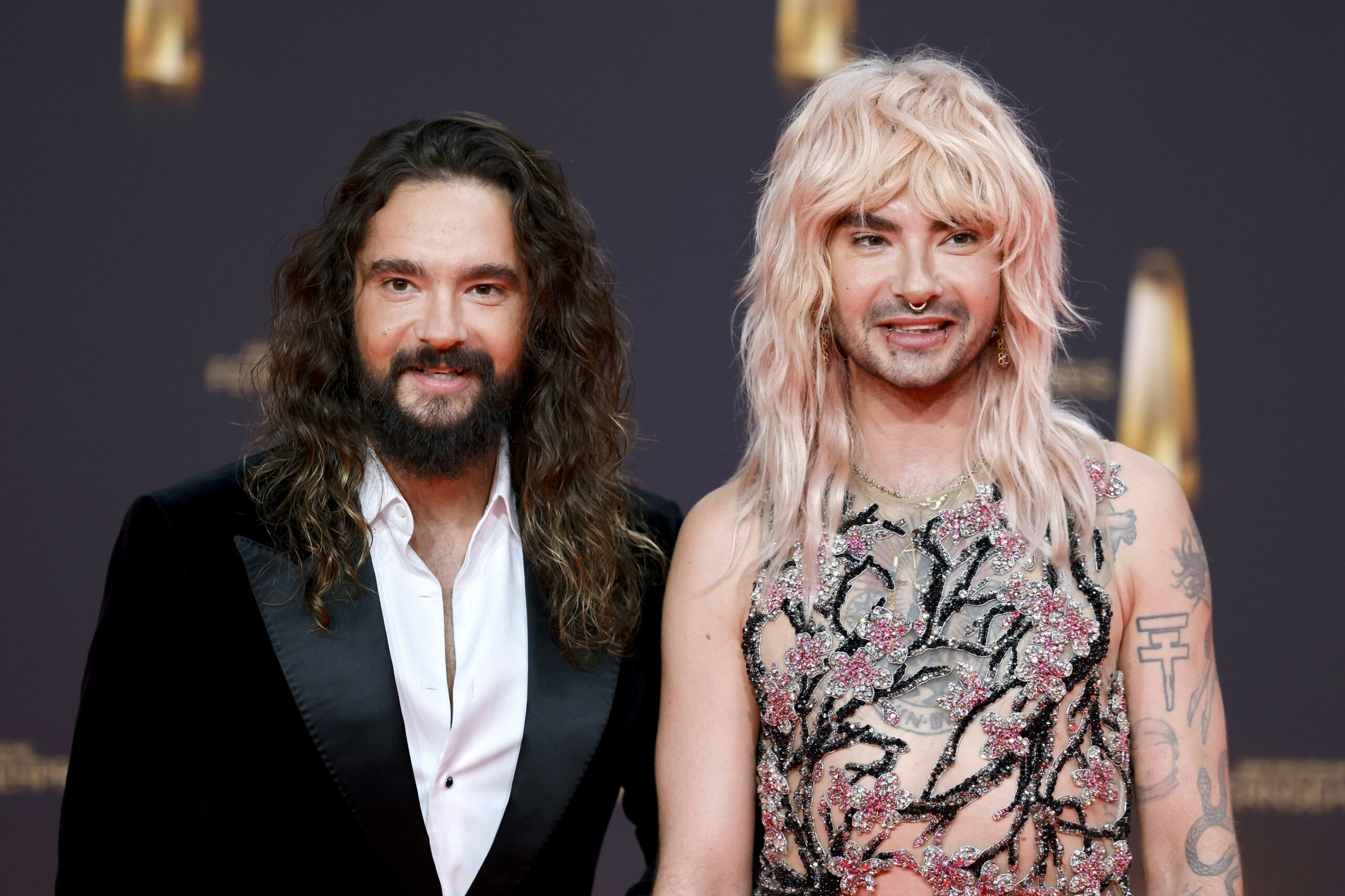 Musiker Tom Kaulitz und Sänger Bill Kaulitz, Zwillingsbrüder von der Band Tokio Hotel, auf dem Red Carpet beim Deutschen Fernsehpreis 2024 in den MMC-Studios in Ossendorf.