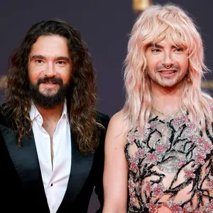 Musiker Tom Kaulitz und Sänger Bill Kaulitz, Zwillingsbrüder von der Band Tokio Hotel, auf dem Red Carpet beim Deutschen Fernsehpreis 2024 in den MMC-Studios in Ossendorf.