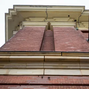 Ein Riss ist in der Außenfassade zwischen der West- und Südseite der Hauptkirche St. Michaelis in Hamburg zu sehen.