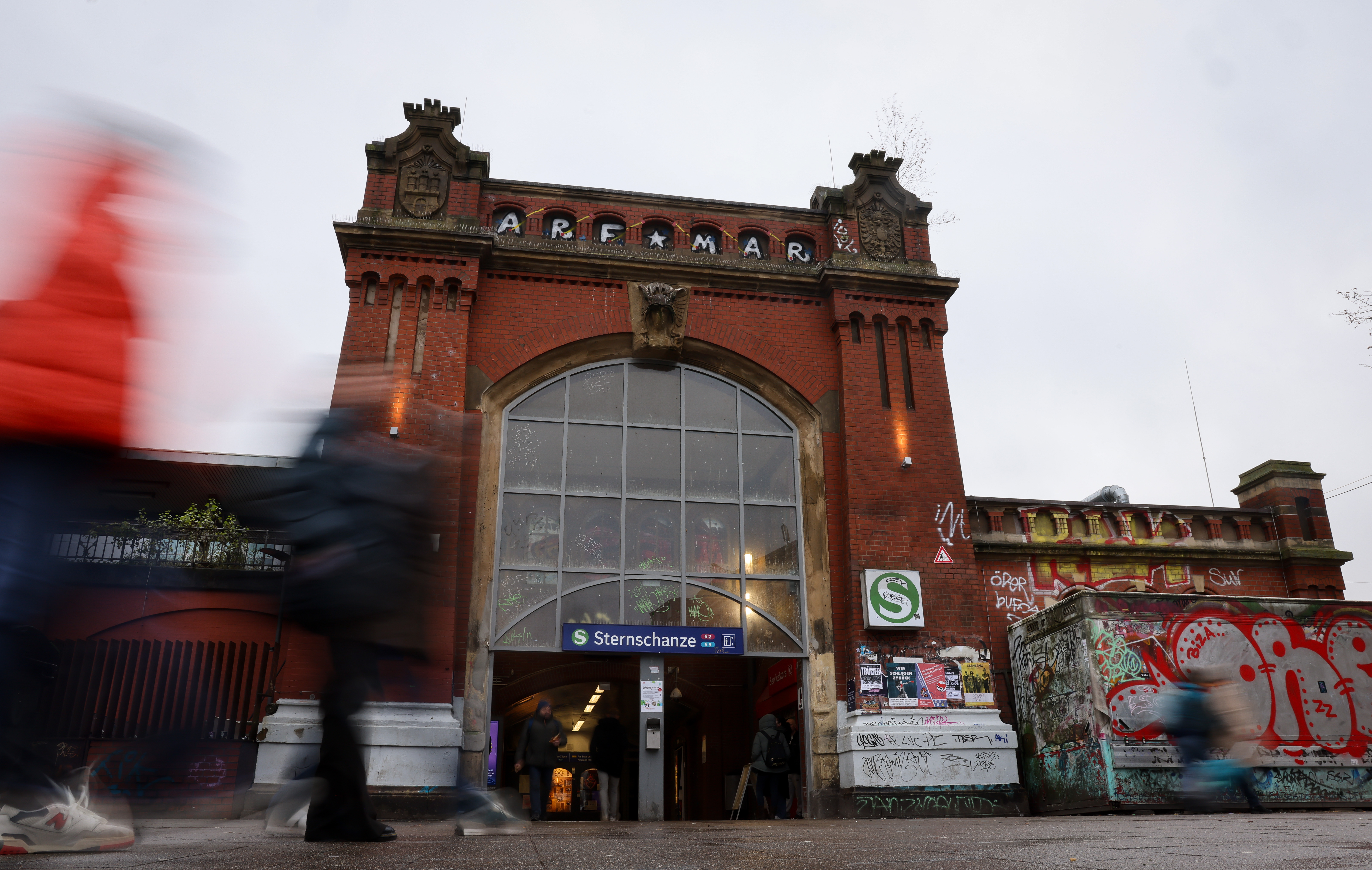 Am Bahnhof Sternschanze: Schwarzfahrer beleidigt Kontrolleurin rassistisch und schlägt ihren Kollgen nieder