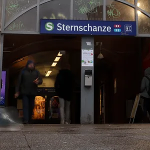 Am Bahnhof Sternschanze: Schwarzfahrer beleidigt Kontrolleurin rassistisch und schlägt ihren Kollgen nieder