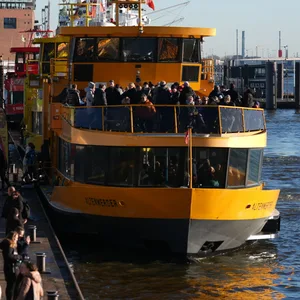 "Ich sage immer: Ich transportiere die wertvollste Fracht der Welt." So erklärt der Hadag-Kapitän seinen Job im Hamburger Hafen.
