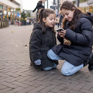 Zwei Mädchen mit Handy