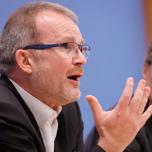 Dr. Jens Baas, Vorstandsvorsitzender der Techniker Krankenkasse, bei einer Pressekonferenz mit Bundesgesundheitsminister Karl Lauterbach.