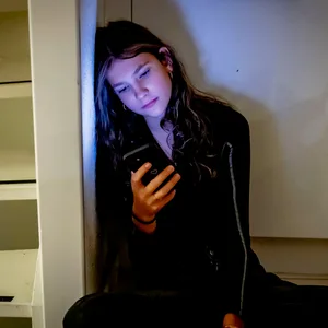 Eine Jugendliche am Handy