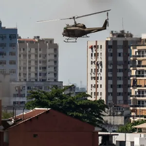 Ein Polizeihubschrauber bei einem Einsatz in der brasilianischen Metropole Rio de Janeiro.