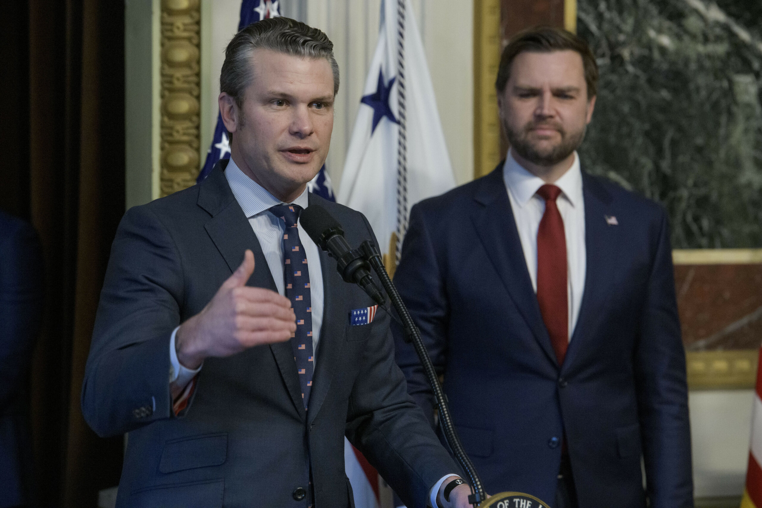 Vizepräsident J.D. Vance (r.) und Verteidigungsminister Pete Hegseth