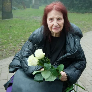 Anfang Februar besuchte Peggy Parnass noch die Trauerfeier der Schauspielerin H. Hoger. Am 12. März ist Peggy selbst gestorben und wird nun auf dem Friedhof Ohlsdorf beigesetzt.