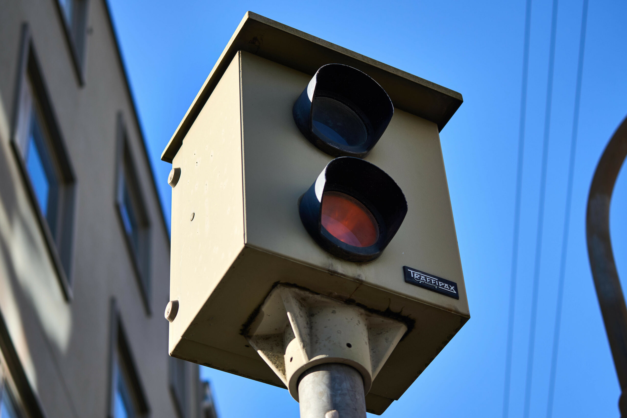 Ein stationärer Blitzer zur Geschwindigkeitsmessung und Rotlichtverstöße