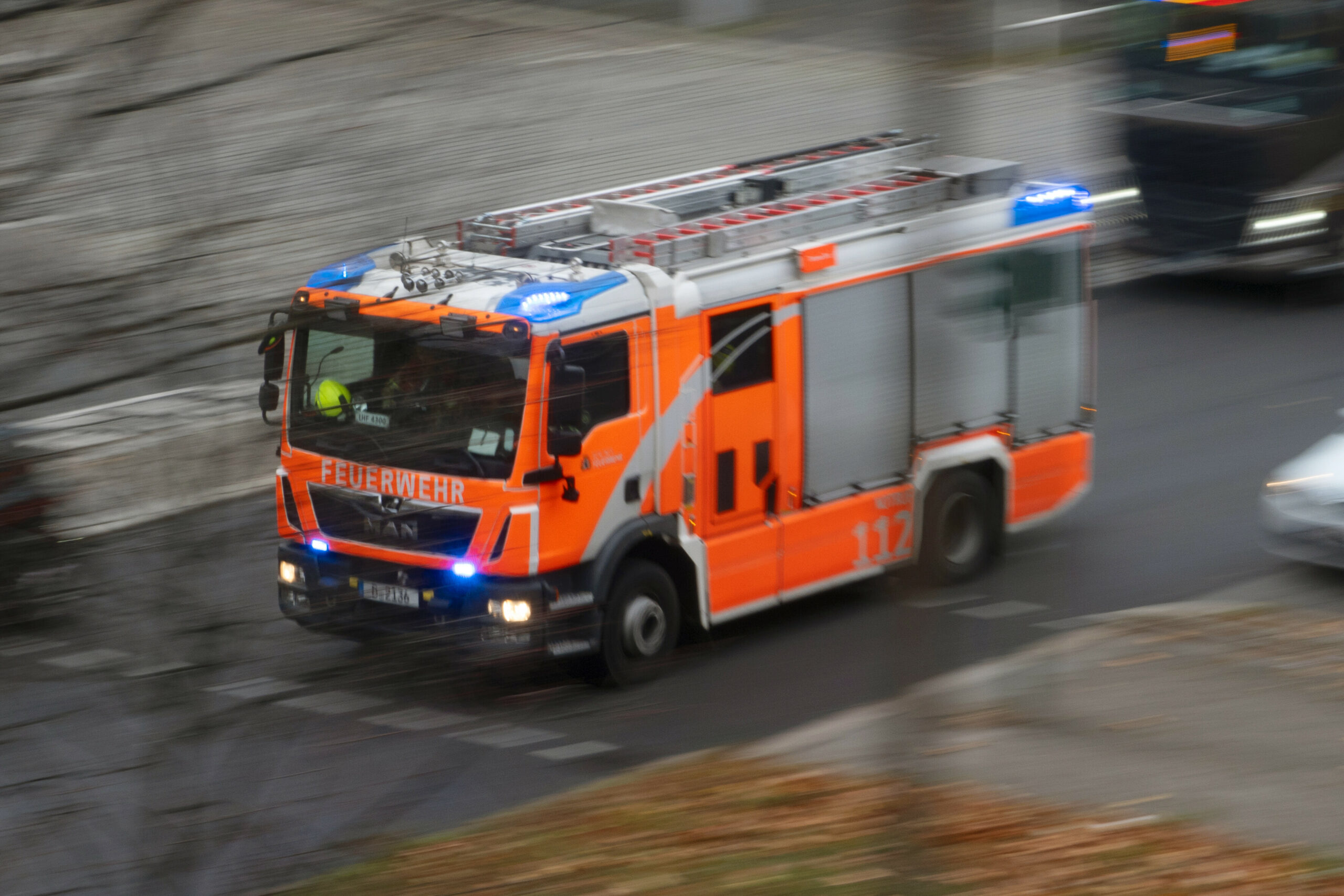 Löschwagen der Feuerwehr auf Einsatzfahrt.
