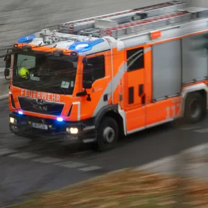 Löschwagen der Feuerwehr auf Einsatzfahrt.