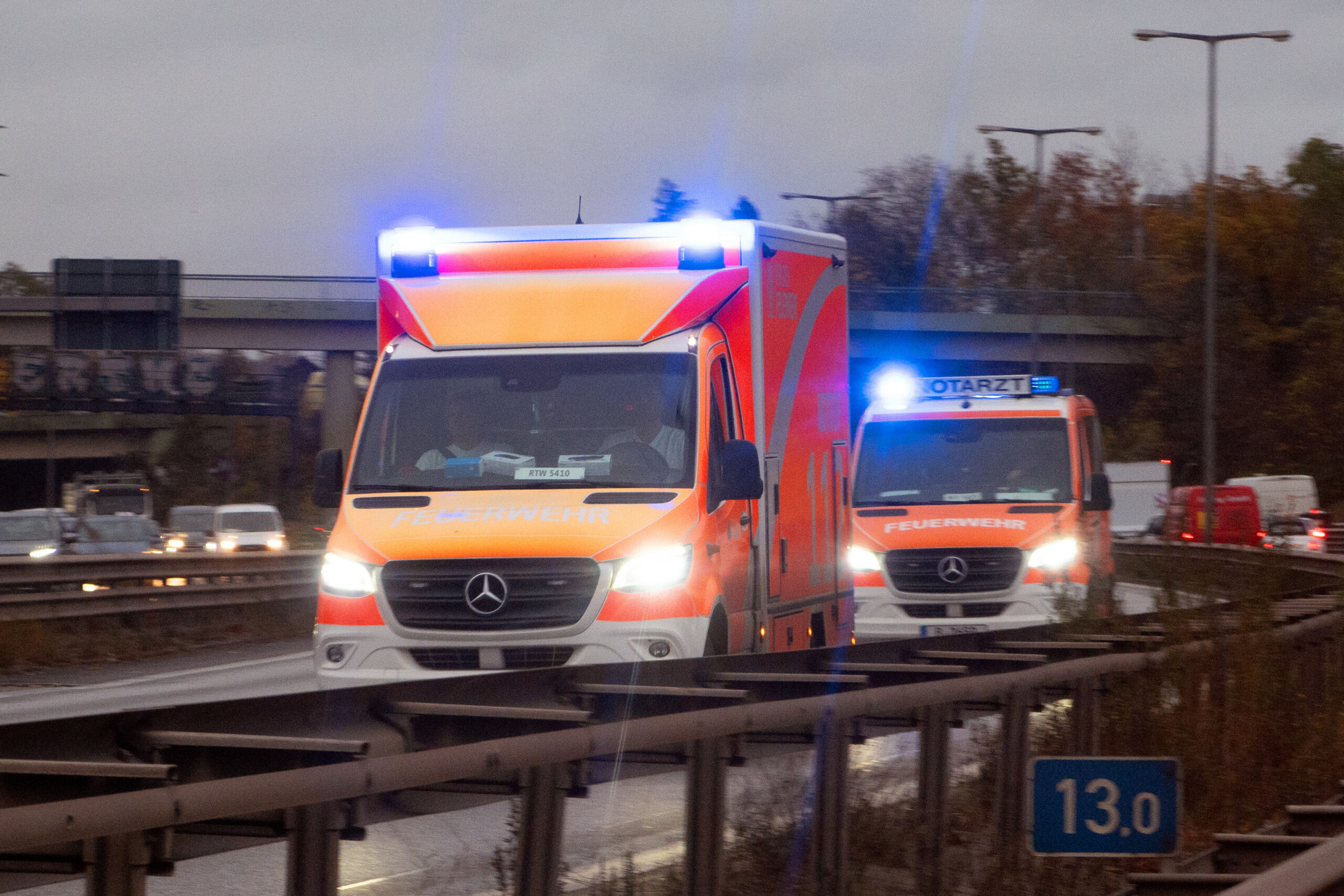 Krankenwagen und Notarzt auf EInsatzfahrt.