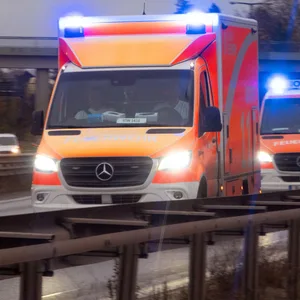 Krankenwagen und Notarzt auf EInsatzfahrt.