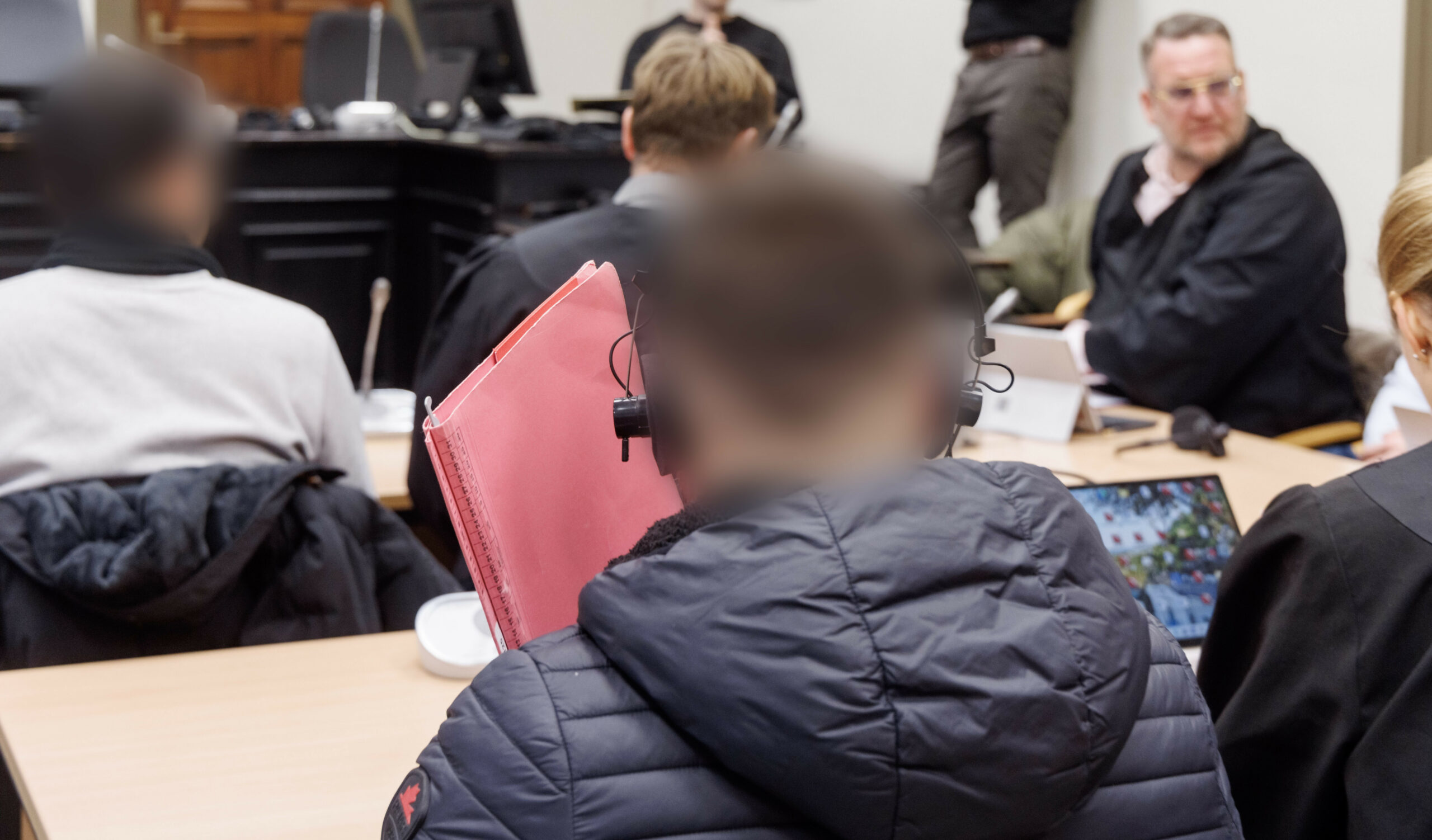 Die vier Angeklagten vor Gericht. Der Hauptangeklagte wurde zu vier Jahren Haft verurteilt.