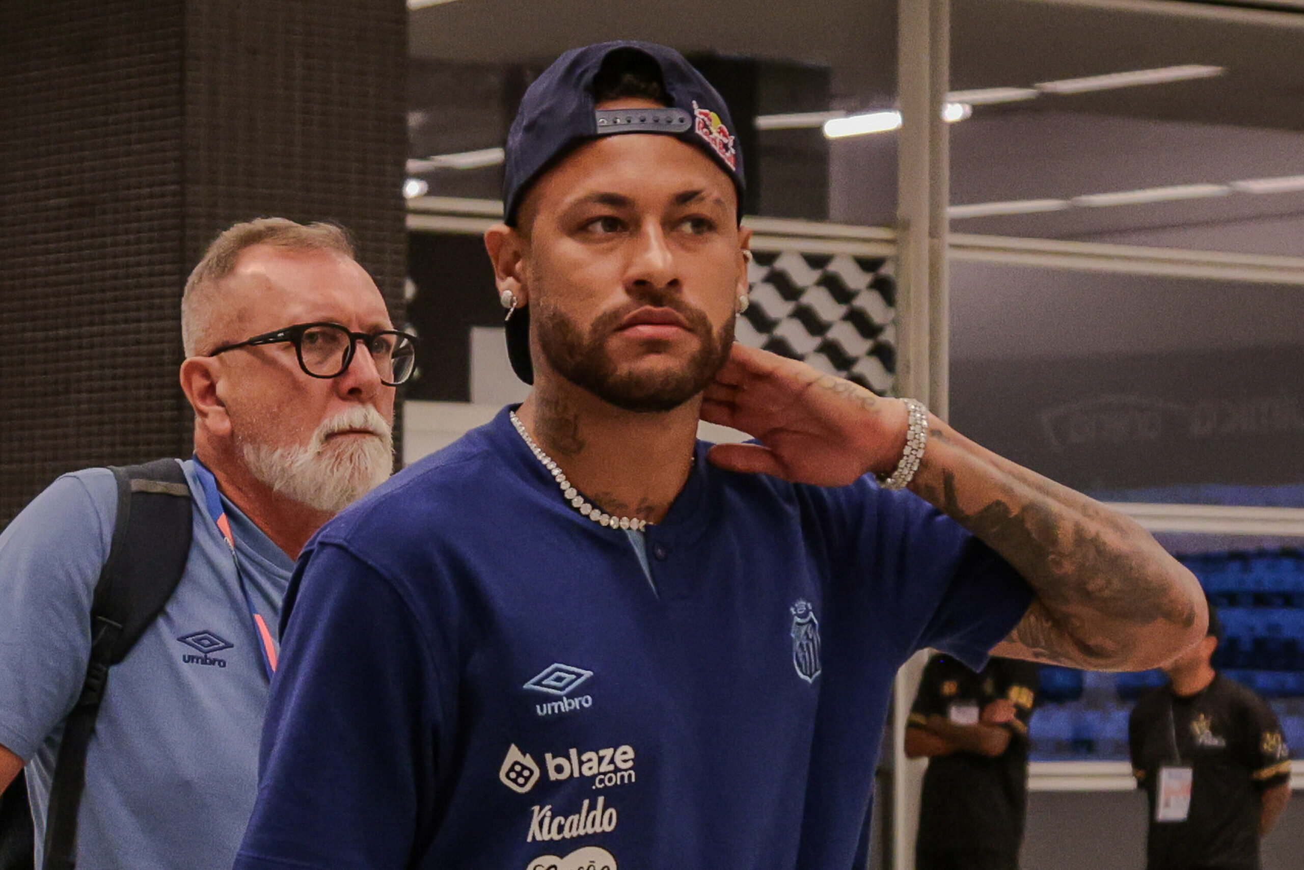 Neymar am Flughafen mit Basecap